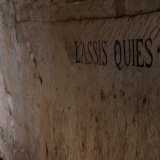 Passiamo quindi in questo inusuale tunnel sulla cui parete � incisa la frase latina Lassis Quies (�Stanco riposa�)...